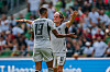 Fabian Reese und Robert Glatzel feiern im Wolfsburg-Trikot nach dem Abpfiff gegen Hannover 96.