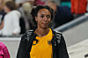 Malaika Mihambo steht bewegt im Stadion und trägt ein gelbes Trikot unter einer schwarzen Jacke.