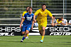 Niklas Suele im gelben Trikot im Zweikampf mit Finn Janjac in Blau auf dem Fußballplatz.