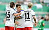 Yussuf Poulsen, Nicolas Capaldo und Albert Grønbæk bejubeln im HSV-Trikot einen Treffer gegen Rapid Wien.