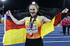 Julia Ulbricht hält nach Silber im Speerwurf die deutsche Flagge im Alexander Stadium in Birmingham.