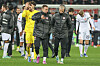 Enttäuschte Frankfurter mit Kevin Trapp, Mario Götze und Philipp Max verlassen nach dem Spiel den Rasen.