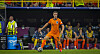 Joey Veerman dribbelt im orangefarbenen Niederlande-Trikot in Dortmund am englischen Team vorbei.