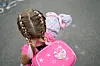 Lynn mit geflochtenen Zöpfen, pinkem Ranzen und Schultüte auf dem Weg zur Einschulung.