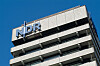 NDR-Logo an der Fassade der mehrstöckigen Zentrale des Norddeutschen Rundfunks in Hamburg