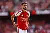 Fabio Vieira im roten Arsenal-Trikot steht beim Emirates Cup in London auf dem Spielfeld.