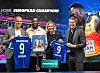 Owen Ansah präsentiert beim HSV-Empfang in Hamburg seine Medaillen, flankiert von drei Vereinsvertretern.