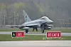 Eurofighter rollt nach der Landung auf dem Flughafen Lübeck an den Rollbahnschildern A 07 und 07 CAT II vorbei.