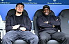 William Mikelbrencis und Jean-Luc Dompe sitzen auf der HSV-Ersatzbank im Hamburger Volksparkstadion.