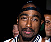 Tupac Shakur mit umgedrehter Kappe und Collegejacke bei einer Filmpremiere in New York