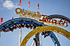 Achterbahn Olympia-Looping mit bunten Schienen und Fahnen auf dem Hamburger Frühlingsdom