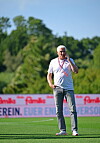 Andreas Bornemann telefoniert beim Zweitligaspiel Holstein Kiel gegen den FC St. Pauli am Spielfeldrand.