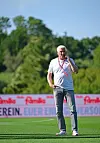 Andreas Bornemann telefoniert beim Zweitligaspiel Holstein Kiel gegen den FC St. Pauli am Spielfeldrand.
