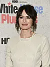 Lena Headey posiert im hellen Pullover vor der HBO-Pressewand zu „White House Plumbers“ in New York.