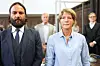 Christina Block und Ingo Bott stehen im Gerichtssaal des Landgerichts Hamburg.