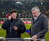 Merlin Polzin und Dietmar Hamann stehen mit Mikrofonen am Spielfeldrand im Millerntorstadion.