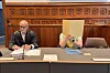 Angeklagte und Verteidiger Sönke Husfeld sitzen vor Prozessbeginn im Landgericht Flensburg an einem Tisch.