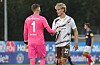 Sam Klein nach Schlusspfiff in Kiel mit Holstein-Keeper Timon Weiner