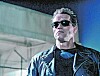 Mann mit Sonnenbrille und schwarzer Lederjacke vor einer hellen Gebäudefassade