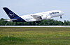 Lufthansa-Airbus A380 hebt am Flughafen München über einer Wiese zum Flug nach Boston ab.