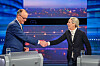 Friedrich Merz und Alice Weidel begrüßen sich im TV-Studio per Handschlag.