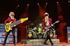 Elwood Francis, Frank Beard und Billy Gibbons von ZZ Top spielen unter rotem Bühnenlicht beim Stagecoach Festival.