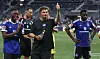 Patson Daka, Merlin Polzin und Bakery Jatta feiern mit dem HSV den Schlussjubel nach dem Testspiel in Toulouse.