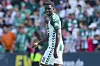 Karim Coulibaly von Werder Bremen steht enttäuscht im Weserstadion vor den Zuschauerrängen.
