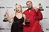 Kim Petras und Sam Smith posieren mit dem Grammy für „Unholy“ im Presseraum in Los Angeles.