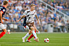 Kasper Davidsen von Holstein Kiel führt den Ball gegen den FC St. Pauli.