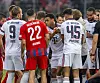 Jamal Musiala wird von Spielern beider Teams abgeschirmt und nach einem Zusammenbruch vom Platz geführt.