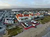 Luftaufnahme von Binz mit Kurhaus, Strandpromenade und Ostseestrand auf Rügen im Winter.