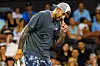 Nick Kyrgios gestikuliert während eines Herrendoppels auf dem Tennisplatz vor Publikum.