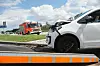 Beschädigtes weißes Auto wird auf der B200 bei Handewitt von einem Abschleppwagen abtransportiert.