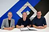 Kathleen Krueger, Sebastiaan Bornauw und Claus Costa sitzen beim HSV vor einem Vertrag.