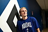 Sebastiaan Bornauw trägt ein Adidas-Shirt und steht in Hamburg vor dem HSV-Logo.