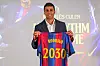 Rodri präsentiert bei seiner Vorstellung im FC-Barcelona-Trikot mit der Jahreszahl 2030.