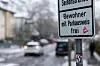 Ein Schild zeigt „Bewohner mit Parkausweis frei“