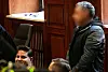 Wolodymyr Z. und sein Anwalt Tymoteusz Paprocki warten im Warschauer Gerichtssaal auf das Urteil.