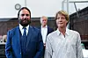 Christina Block, Ingo Bott und Gerhard Delling stehen im Gerichtssaal des Landgerichts Hamburg.