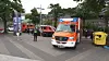 Rettungswagen und Feuerwehrfahrzeuge stehen bei einem Einsatz an den Hamburger Landungsbrücken.