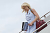 White-House-Mitarbeiterin Natalie Harp steigt in Maryland von der Air Force One die Gangway hinab.
