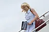 White-House-Mitarbeiterin Natalie Harp steigt in Maryland von der Air Force One die Gangway hinab.