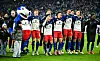Die HSV-Profis feiern Arm in Arm vor der Nordtribüne