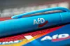 Türkisfarbener AfD-Kugelschreiber liegt auf einem politischen Flyer.