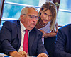 Till Backhaus (SPD) spricht mit der Ausschussvorsitzenden Sylva Rahm-Präger (SPD) vor einer Sitzung des Agrarausschusses.