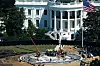 Donald Trump spricht auf der Baustelle des neuen Hubschrauberlandeplatzes vor dem Weißen Haus.