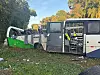Beschädigter Kleinbus und Lastwagen stehen nach einer nächtlichen Kollision an einer Straße in Paraná.