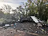 Trümmer eines Kleinbusses und Lastwagens liegen nach einem Unfall auf einer Straße in Paraná.
