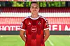 Nastassja Lein posiert im roten Trikot des 1. FC Nürnberg im Stadion.